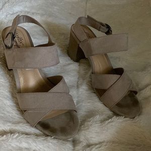 Tan size 8 1/2 dexflex comfort heel